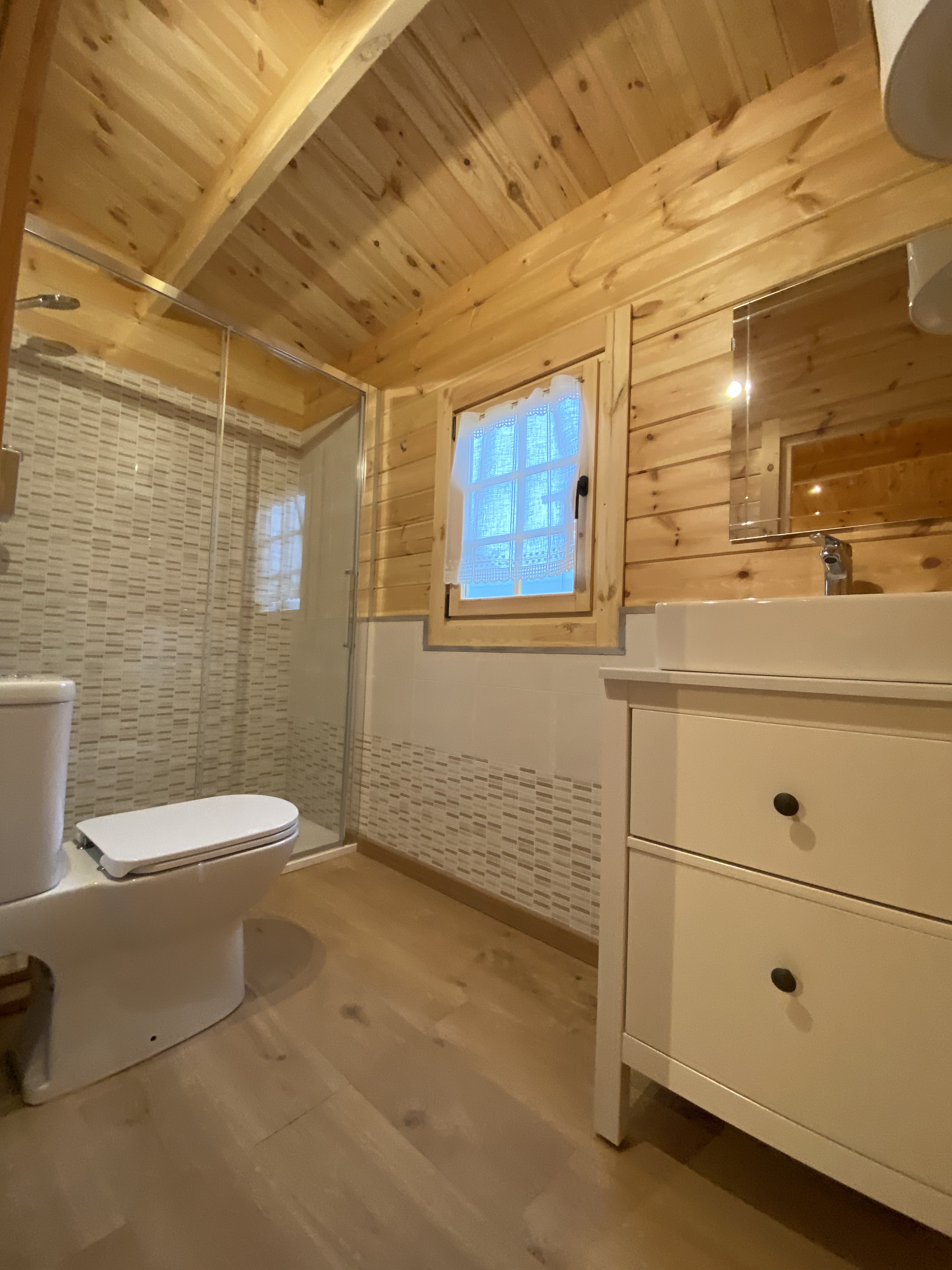 casetta in legno in una piccola abitazione permanente per lavorare o vivere