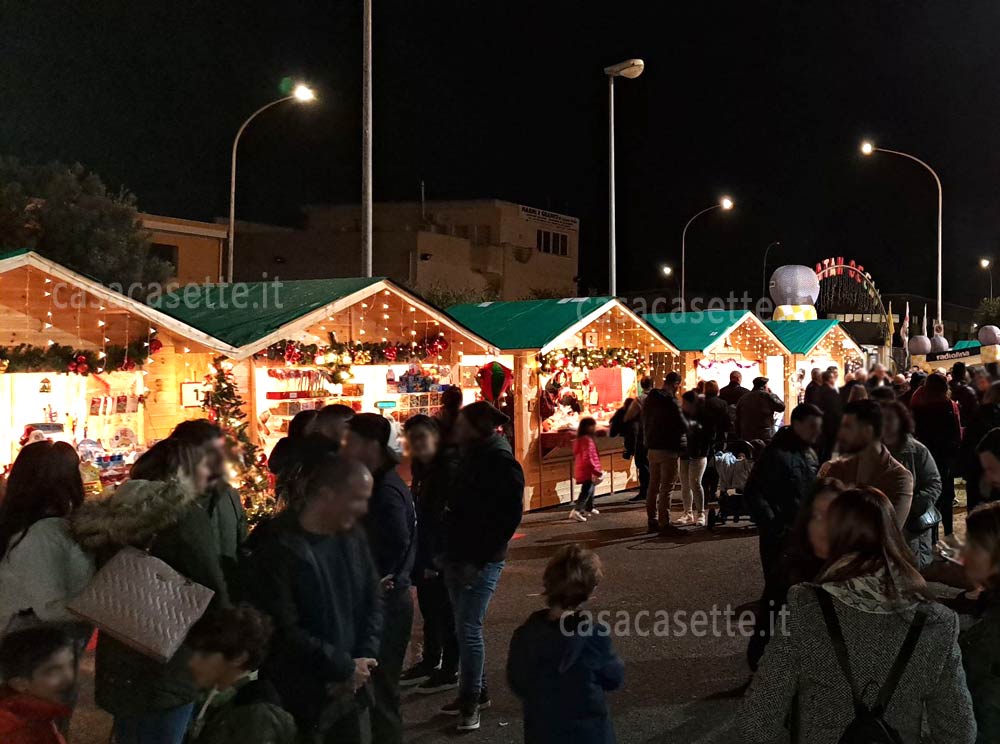 Casetta in legno per artigiano locale in mercatino natalizio