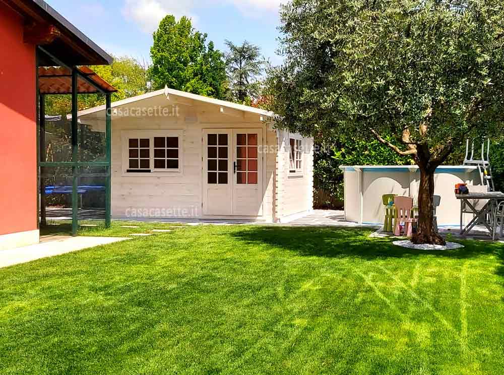 Zona relax estiva con piscina da giardino e casetta in legno
