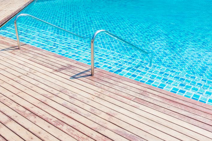 piscina estiva accanto alla casetta