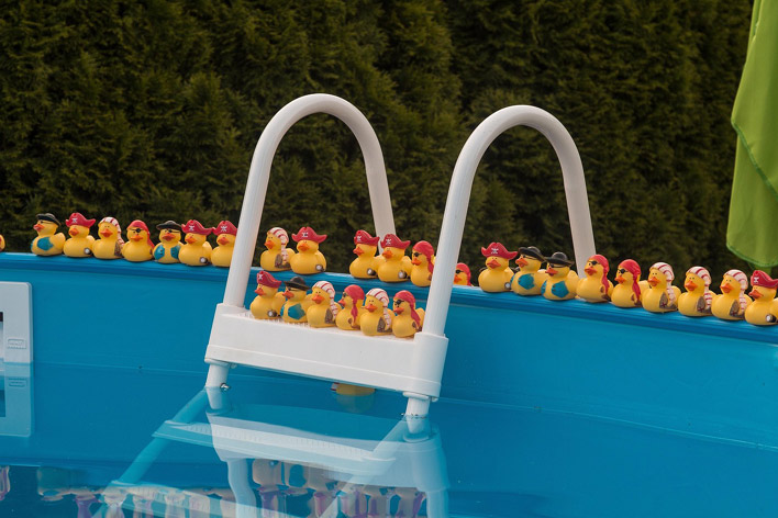 piscina di plastica vicino alla casetta