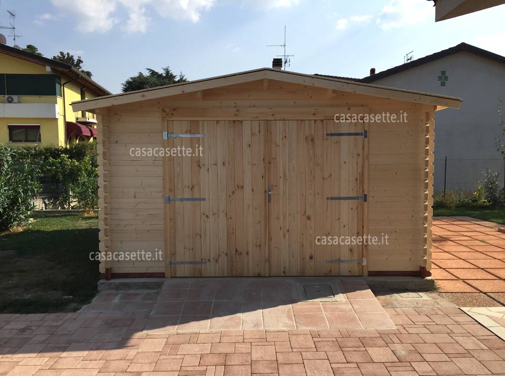 garage in legno massello come spazio aggiuntivo
