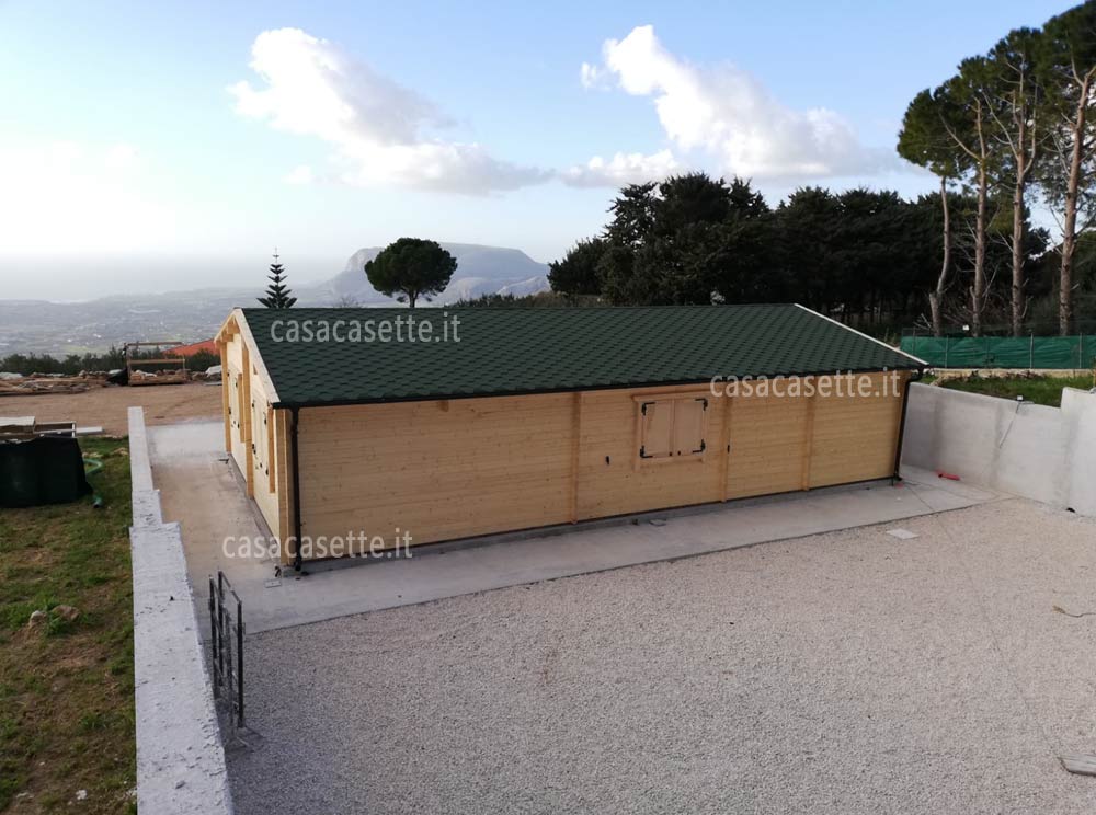casetta in legno abitabile con grondaia