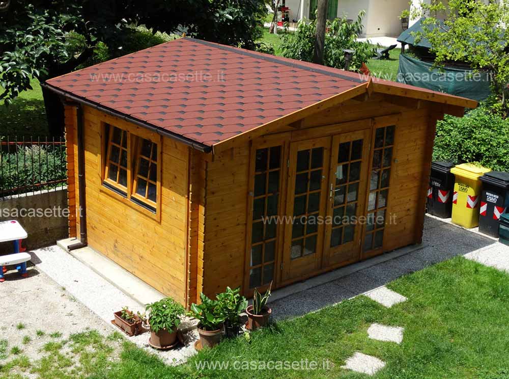 casetta in legno con tegole canadesi rosse