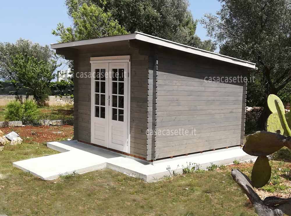 casetta in legno con smalto bianco per serramenti