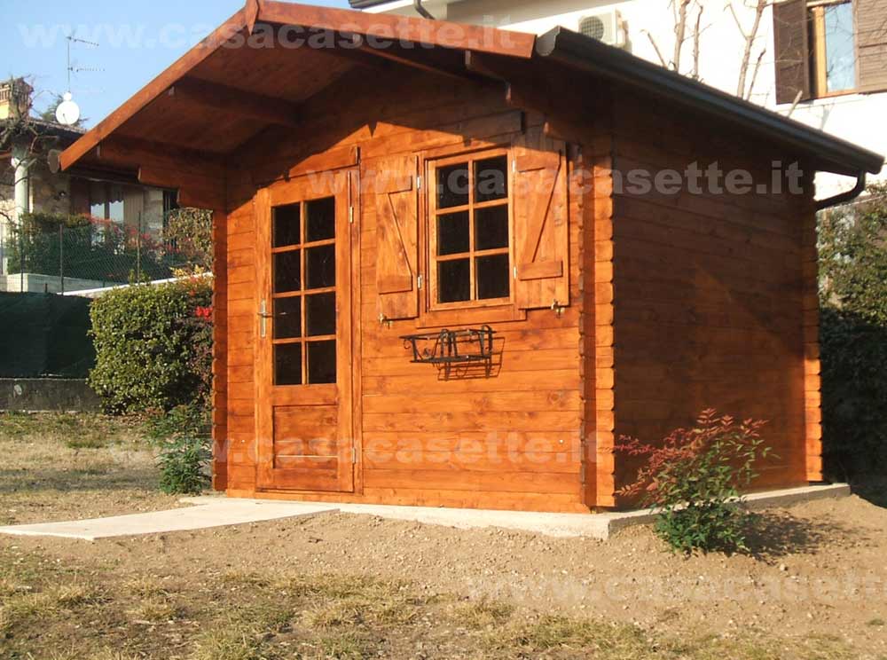 casetta in legno per giardino con grondaia acciaio