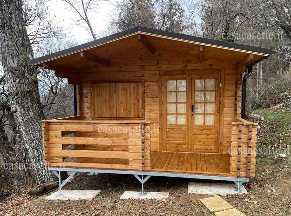 casetta in legno su telaio in acciaio zincato