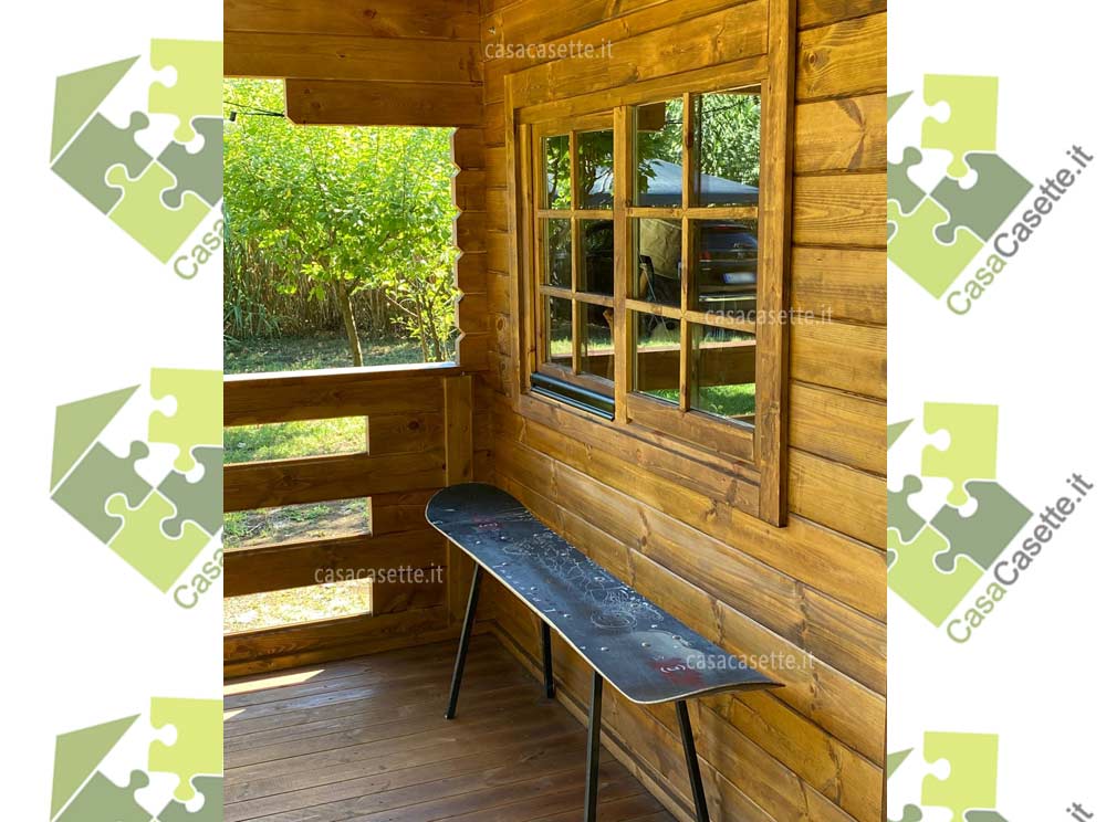 casetta in legno come spazio per giochi da tavolo
