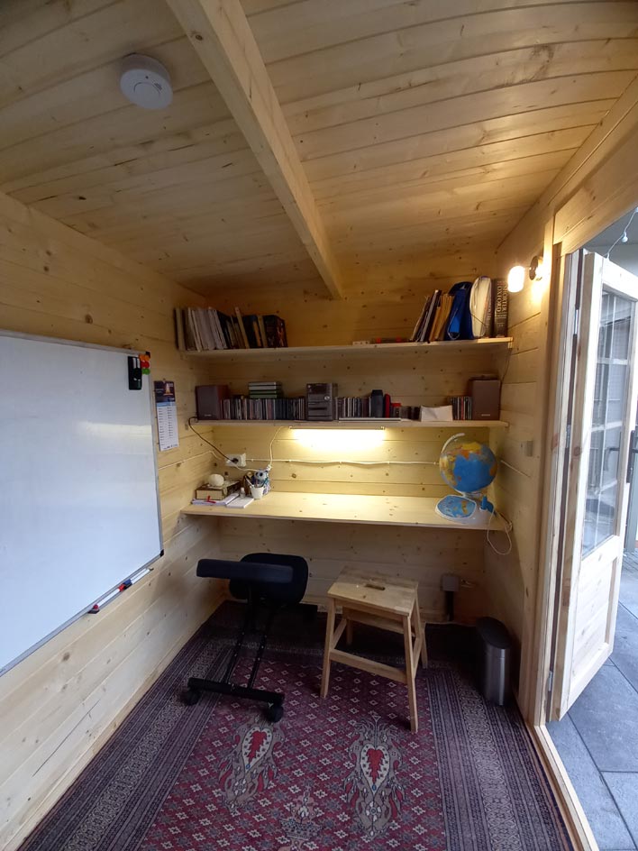 casette in legno come mini biblioteche per adulti e bambini
