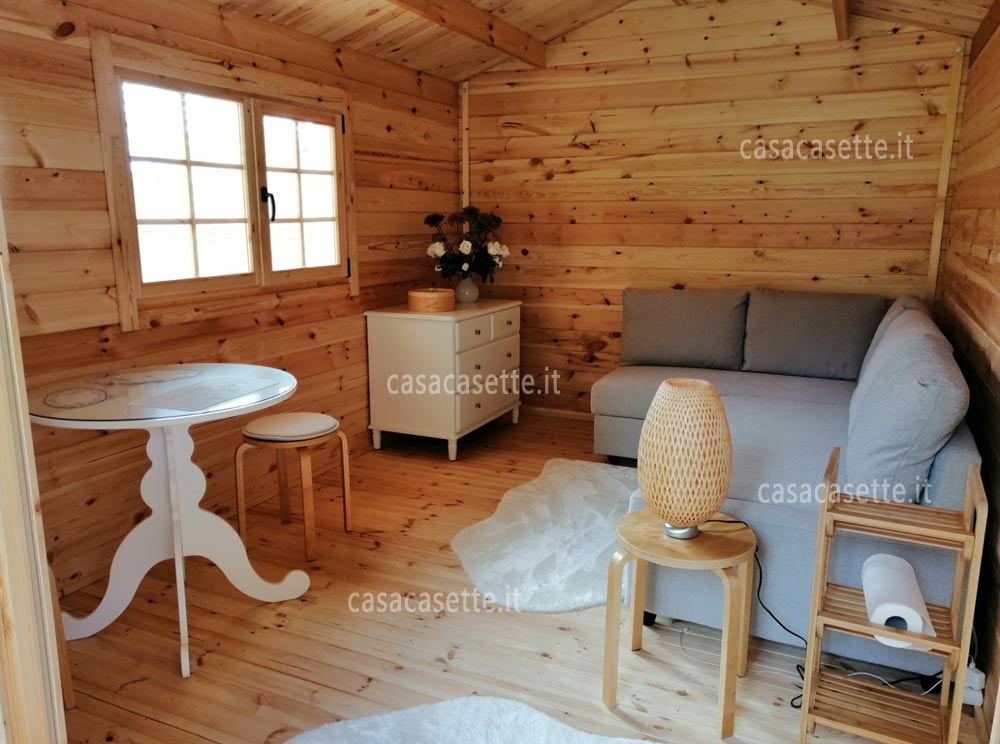 Interno accogliente di una casetta in legno con arredamento naturale