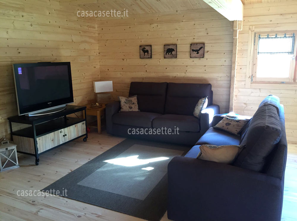 Casetta in legno con tetto coibentato e isolamento termico