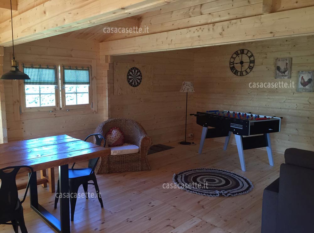 Casetta in legno isolata durante la stagione invernale