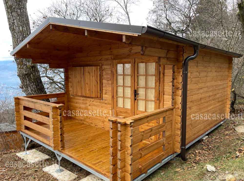 casetta in legno su telaio in acciaio