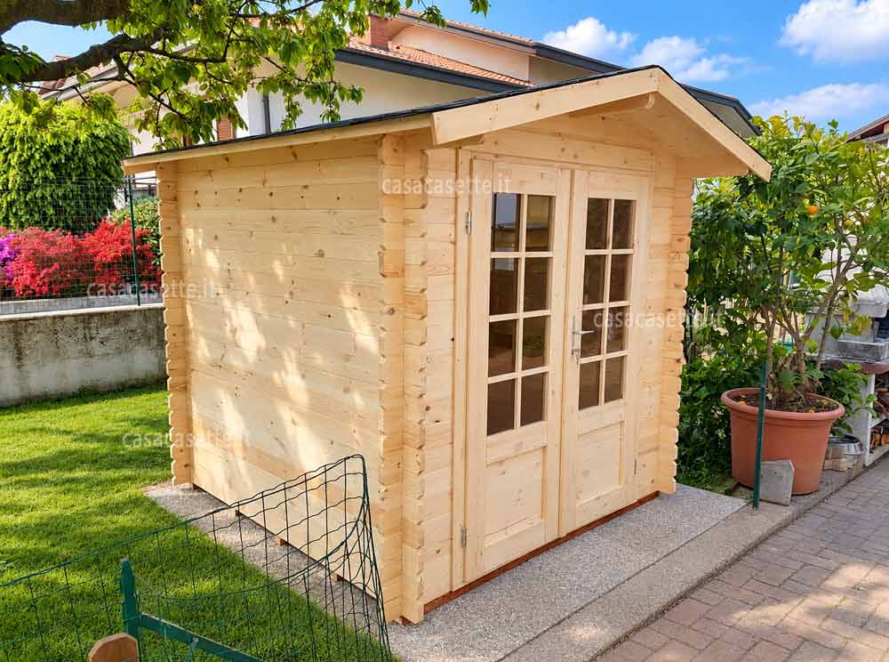 Casetta da giardino in legno basamento piastrelloni