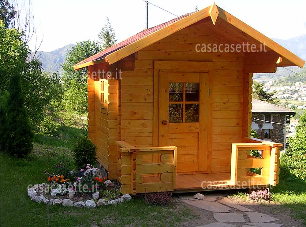 Casetta in legno per bambini con verandina in giardino estivo