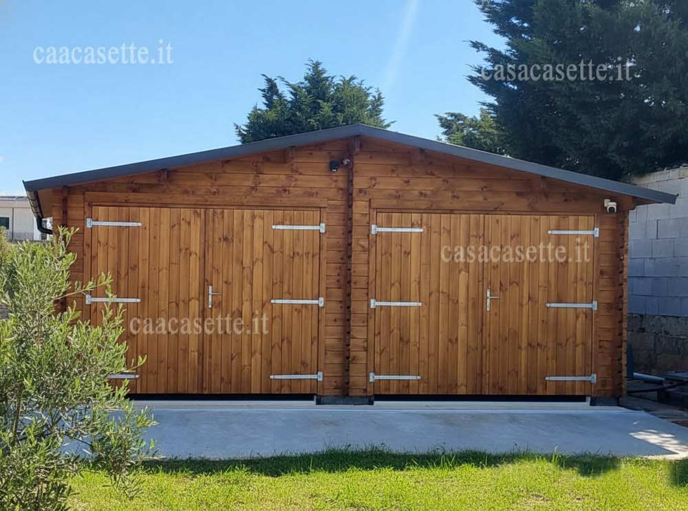 Garage in legno con impregnante color noce chiaro