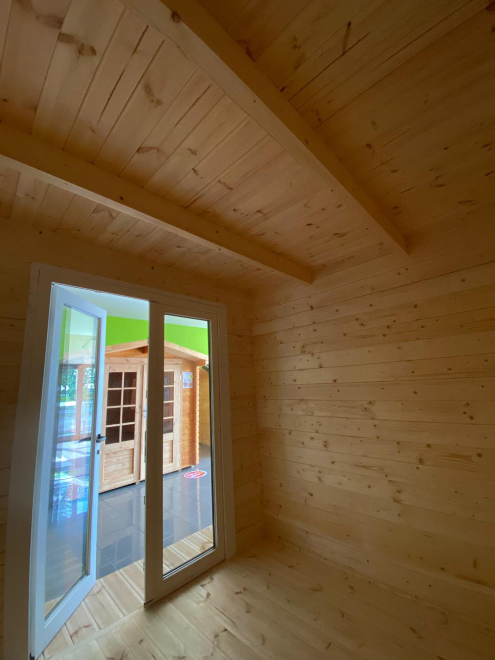 Interno casetta in legno moderna porta PVC