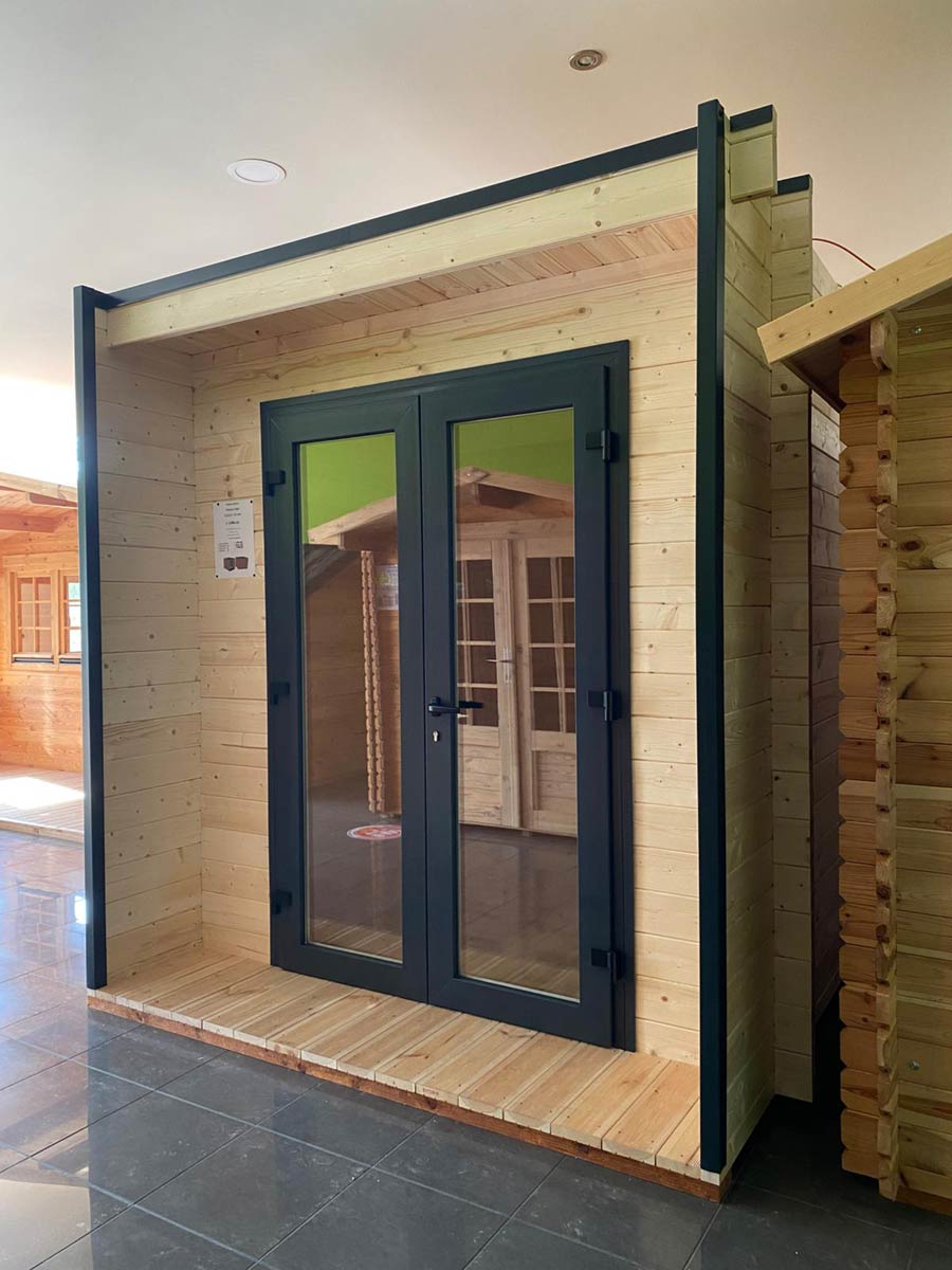 Casetta in legno moderna con serramento PVC