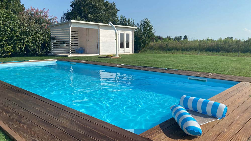 Spogliatoio casetta in legno con panca e ganci da piscina