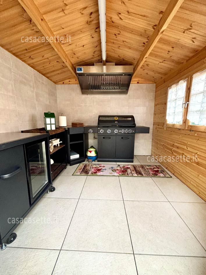 cucina estiva in legno con barbecue