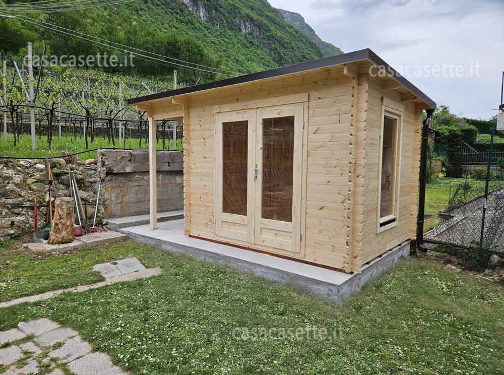 Casetta in legno Pesaro 3x25 + portic. 1 Casetta modello Pesaro 3x25 portico 1 grondaia
