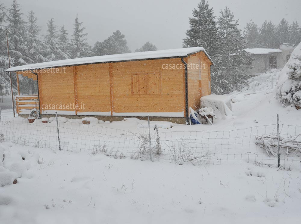 Casetta Marche 5x10 neve Casetta modello Marche 5x10 neve tetto