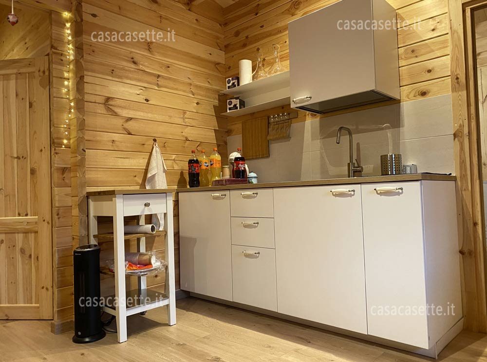 Casetta Merano 6x6 V.1 V.2 cucina Casetta modello Merano 6x6 V.1-V.2 cucina angolo