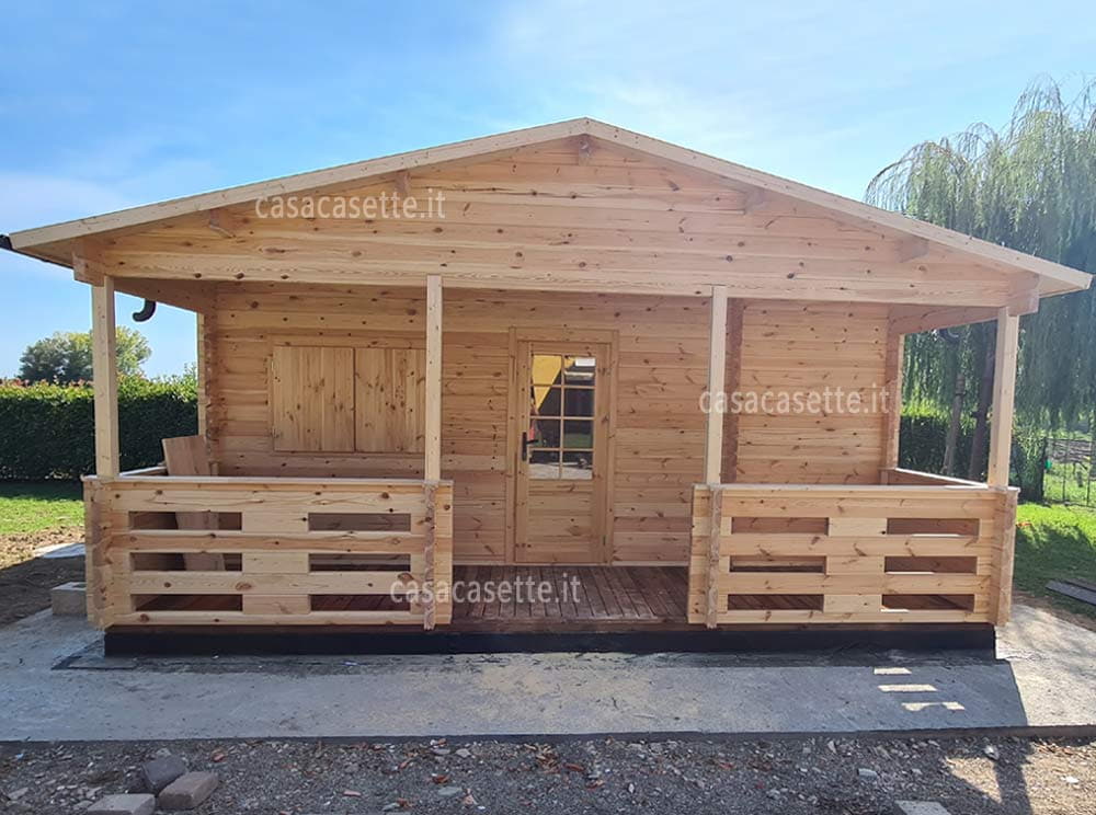 Casetta Merano 6x6 V.1 V.2 frontale Casetta modello Merano 6x6 V.1-V.2 frontale massello