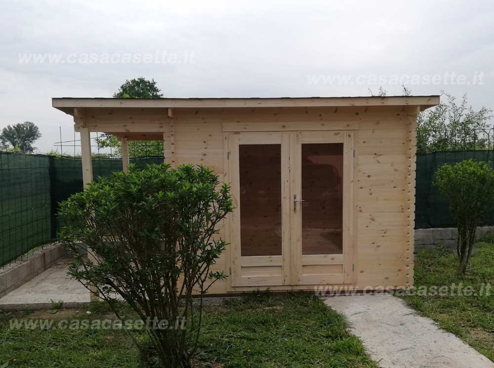 Casetta Pesaro 3x25 + portic. 1 tegole Casetta modello Pesaro 3x25 + portic. 1 tegole canadesi