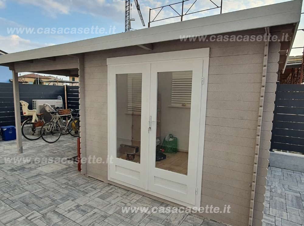 Casetta Piacenza 3x25 + portic. 25 colore Casetta modello Piacenza 3x25 + portic. 25 colore tortora