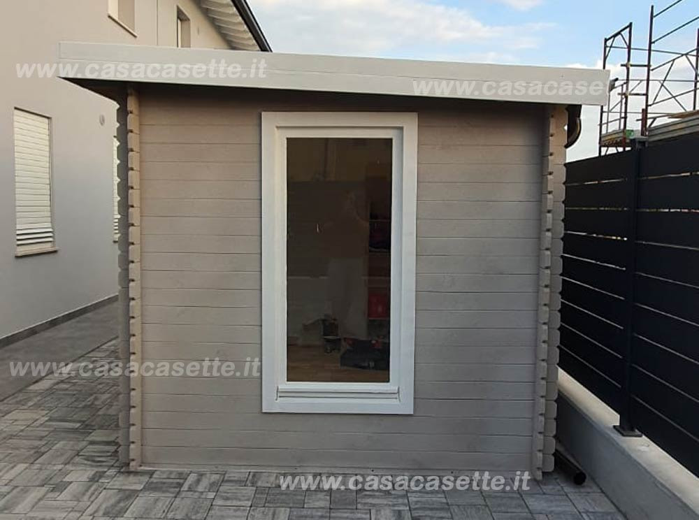 Casetta Piacenza 3x25 + portic. 25 lato Casetta modello Piacenza 3x25 + portic. 25 lato tortora
