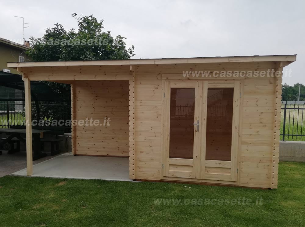 Casetta Piacenza 3x25 + portic. 25 massello Casetta modello Piacenza 3x25 + portic. 25 massello naturale